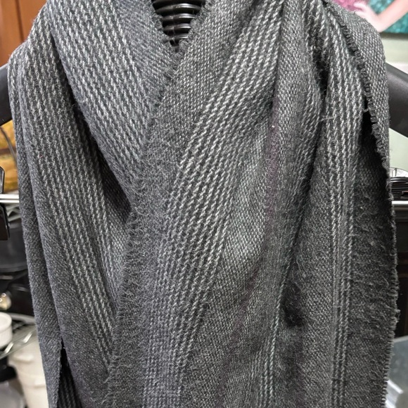 Geoffrey Beene scarf from Italy, beautiful women will in dark gray, great condit - Picture 4 of 4